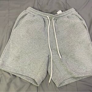 grey shorts
